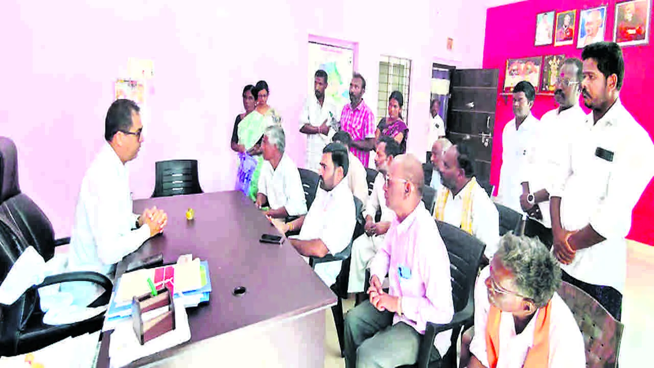 భూ సమస్యలు పరిష్కరించండి : బీజేపీ