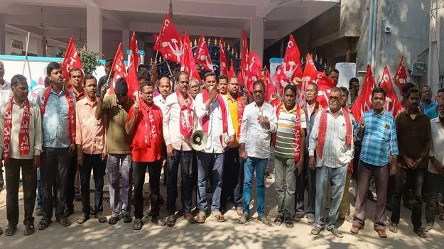 వారంలోపు కూలి పెంచకుంటే సమ్మె