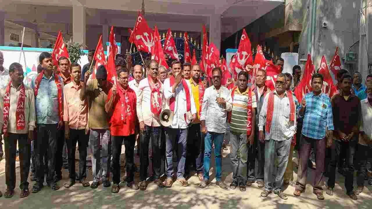 వారంలోపు కూలి పెంచకుంటే సమ్మె