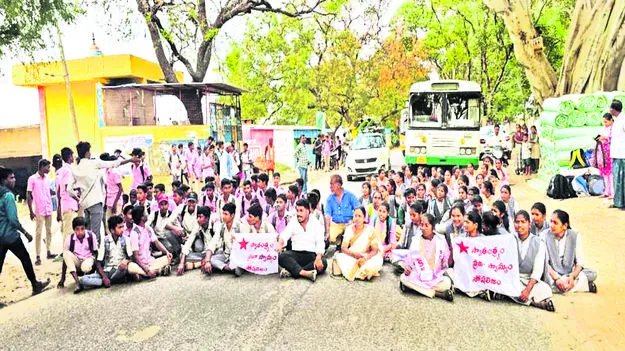 వేళకు బస్సుల్లేవని విద్యార్థుల ధర్నా 