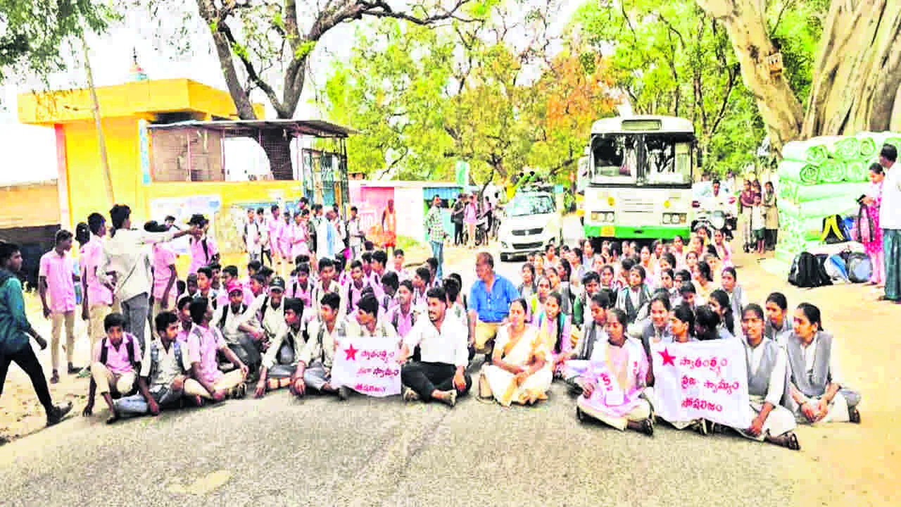 వేళకు బస్సుల్లేవని విద్యార్థుల ధర్నా 