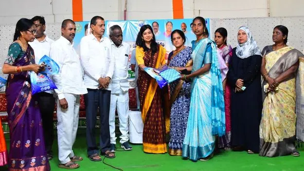 ఇందిరా మహిళా శక్తి చీరలు మహిళల ఆత్మగౌరవానికి ప్రతీక..