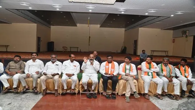 మున్సిపాలిటీల్లో కాషాయ జెండా ఎగరేయాలి