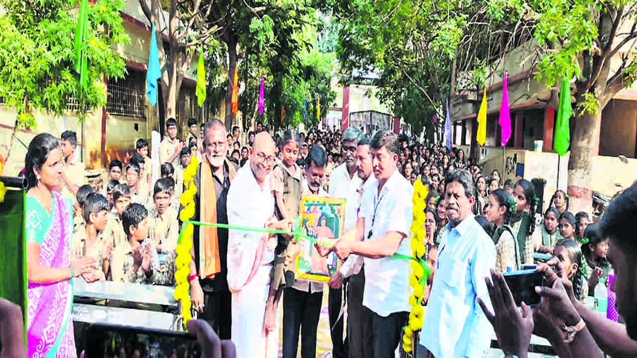 పాఠశాలకు బెంచీల వితరణ