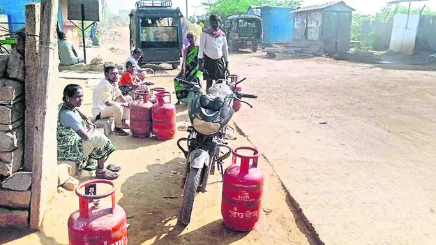 గ్యాస్‌ సిలిండర్ల కోసం నిరీక్షణ 