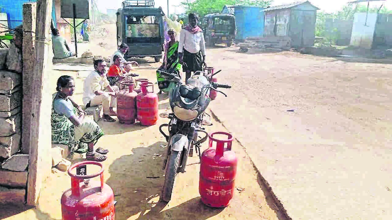 గ్యాస్‌ సిలిండర్ల కోసం నిరీక్షణ