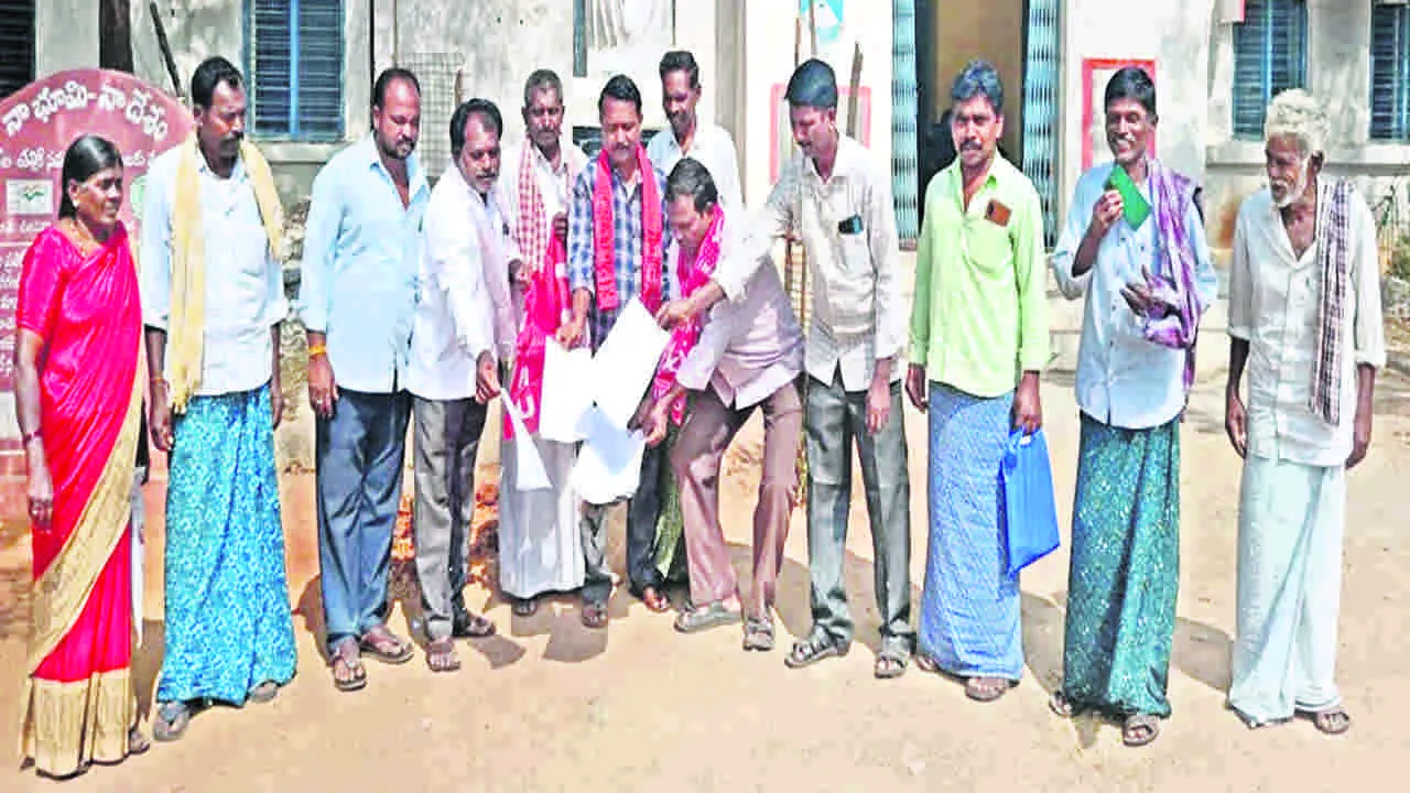 ఉపాధి జీవో ప్రతుల దహనం