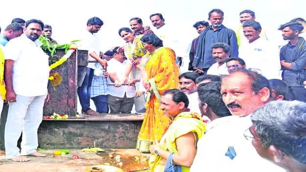 చెరువులకు నీటి విడుదల 