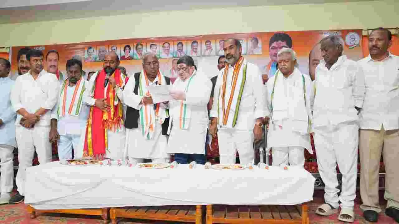 సర్పంచ్‌ ఎన్నికల్లో ధైర్యంగా పోటీ చేయాలి