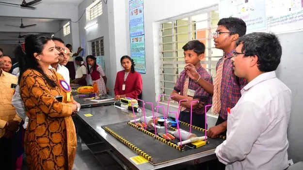 విద్యార్థులు ఉన్నత స్థానాలకు ఎదగాలి