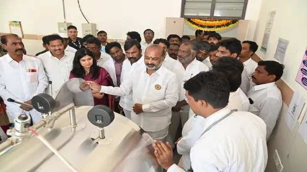 పేదలకు వైద్యం చేసేందుకు యువ డాక్టర్లు ముందుకు రావాలి