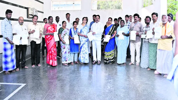 సీఎంఆర్‌ఎఫ్‌ చెక్కుల అందజేత 