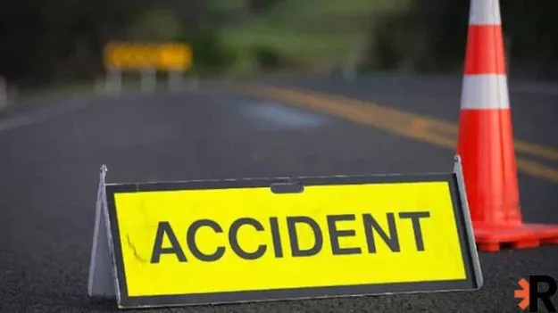 Road Accident: లారీని ఢీకొట్టిన వ్యాన్.. నలుగురు మృతి.. 