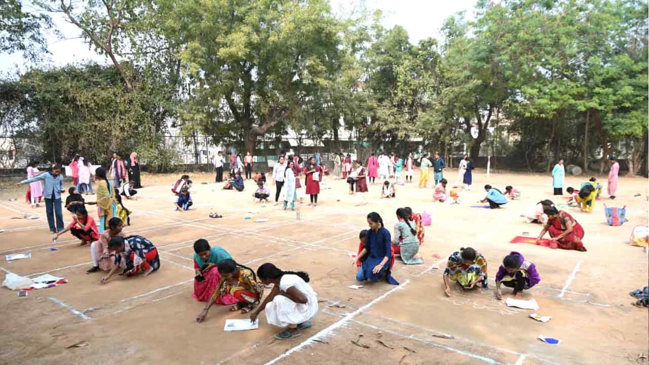 ఆకట్టుకున్న ఏబీఎన్- ఆంధ్రజ్యోతి ముత్యాల ముగ్గుల పోటీలు