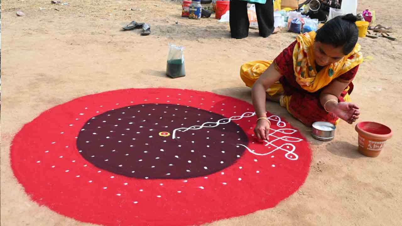 ఆకట్టుకున్న ఏబీఎన్- ఆంధ్రజ్యోతి ముత్యాల ముగ్గుల పోటీలు