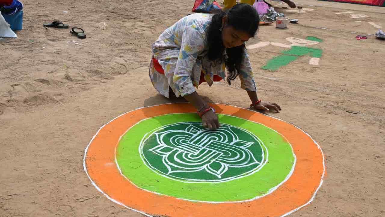ఆకట్టుకున్న ఏబీఎన్- ఆంధ్రజ్యోతి ముత్యాల ముగ్గుల పోటీలు