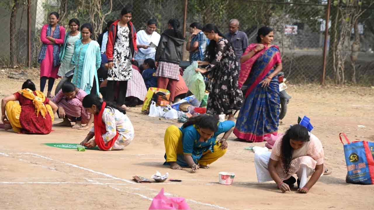 ఆకట్టుకున్న ఏబీఎన్- ఆంధ్రజ్యోతి ముత్యాల ముగ్గుల పోటీలు