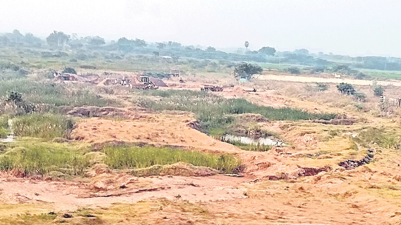 గుండ్లకమ్మలో యథేచ్ఛగా ఇసుక తవ్వకం