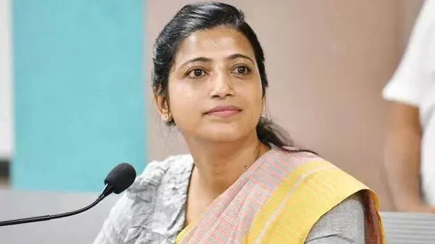 Telangana High Court: ఆమ్రపాలికి బిగ్ షాక్.. క్యాట్ ఉత్తర్వులపై హైకోర్టు స్టే