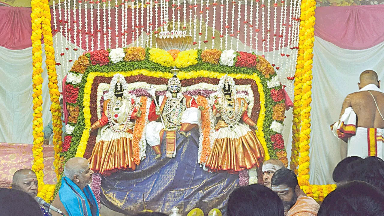 శ్రీ పుష్పయోగం... భక్తజన తన్మయత్వం..