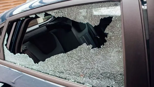 Tirupati News: అతడు... కారు కనిపిస్తే రాళ్లేస్తాడు... 