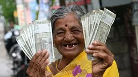 NTR Bharosa Pensions: ఉదయం 9 గంటలకే 62.40 శాతం పింఛన్ల పంపిణీ