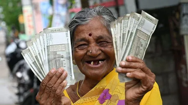 NTR Bharosa Pensions: ఉదయం 9 గంటలకే 62.40 శాతం పింఛన్ల పంపిణీ