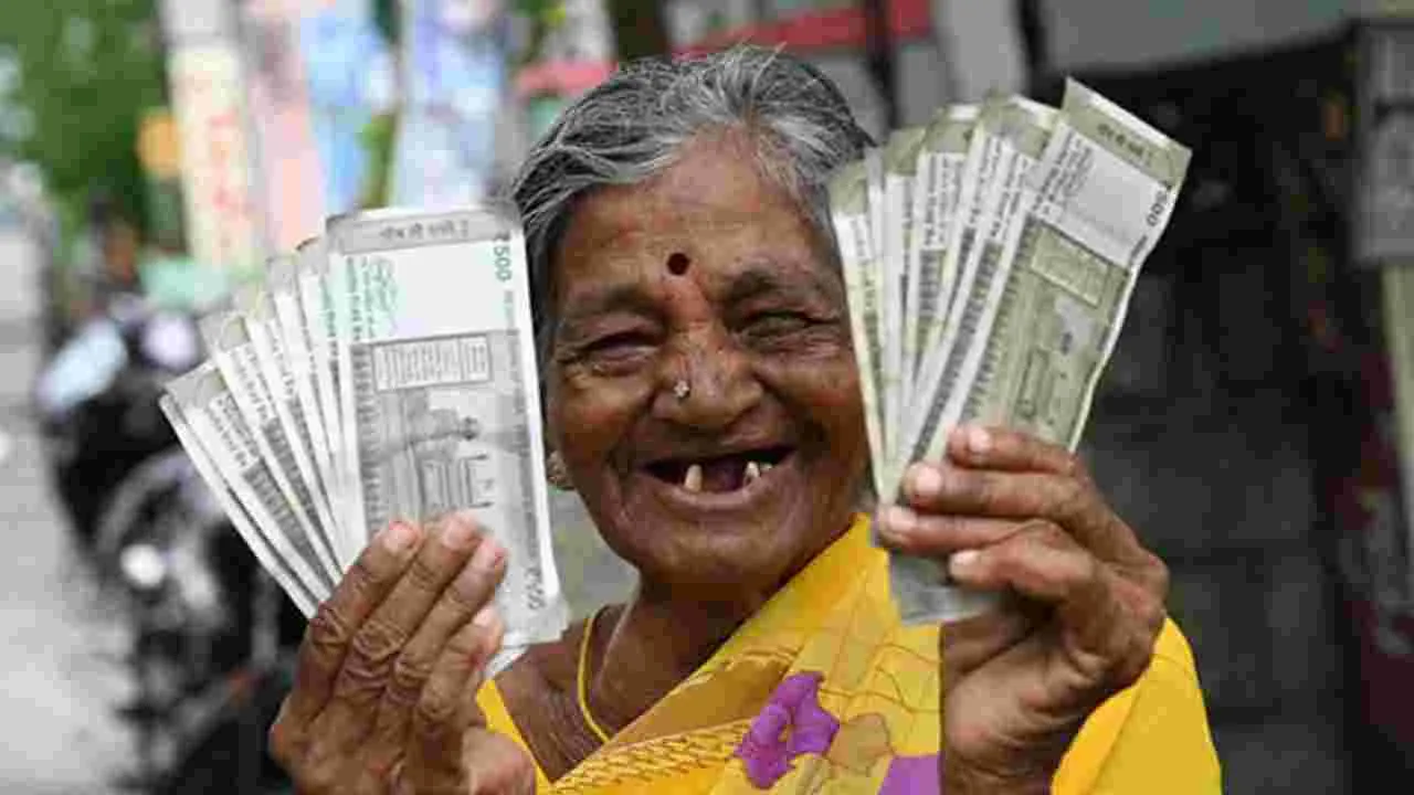 NTR Bharosa Pensions: ఉదయం 9 గంటలకే 62.40 శాతం పింఛన్ల పంపిణీ