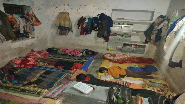 ‘వసతి’ వణుకుతోంది...