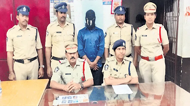 బీటెక్‌ మానేసి ఏటీఎమ్‌ల వద్ద చోరీలు