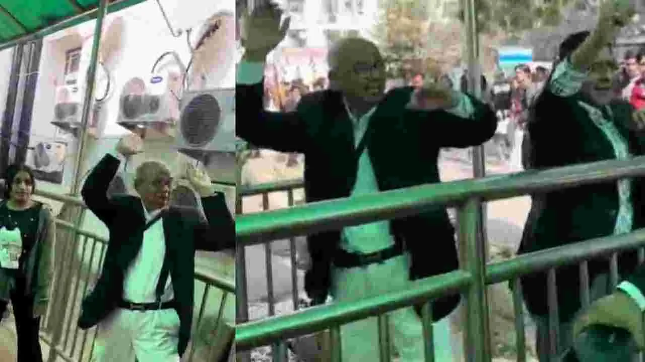 Advocate Rakesh Kishore: మాజీ సీజేఐ మీద షూ విరిసిన లాయర్‌పై చెప్పుతో దాడి