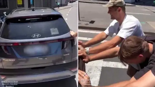 Australian Cricketers: రోడ్డుపై కారును నెట్టిన ఆస్ట్రేలియా ఆటగాళ్లు.. ఎందుకంటే..