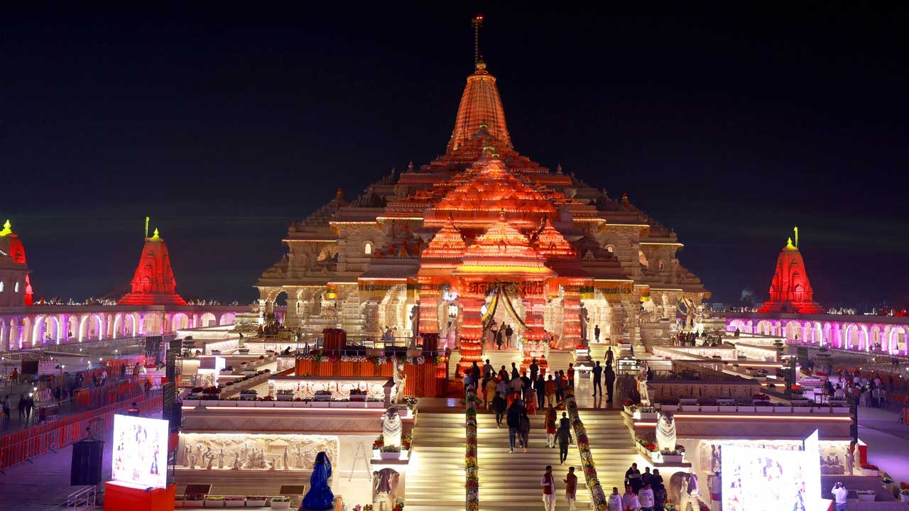 Ayodhya Balaram Temple: అయోధ్యలో కన్నుల పండువగా కాషాయ ధ్వజారోహణ.. హాజరైన పలువురు ప్రముఖులు