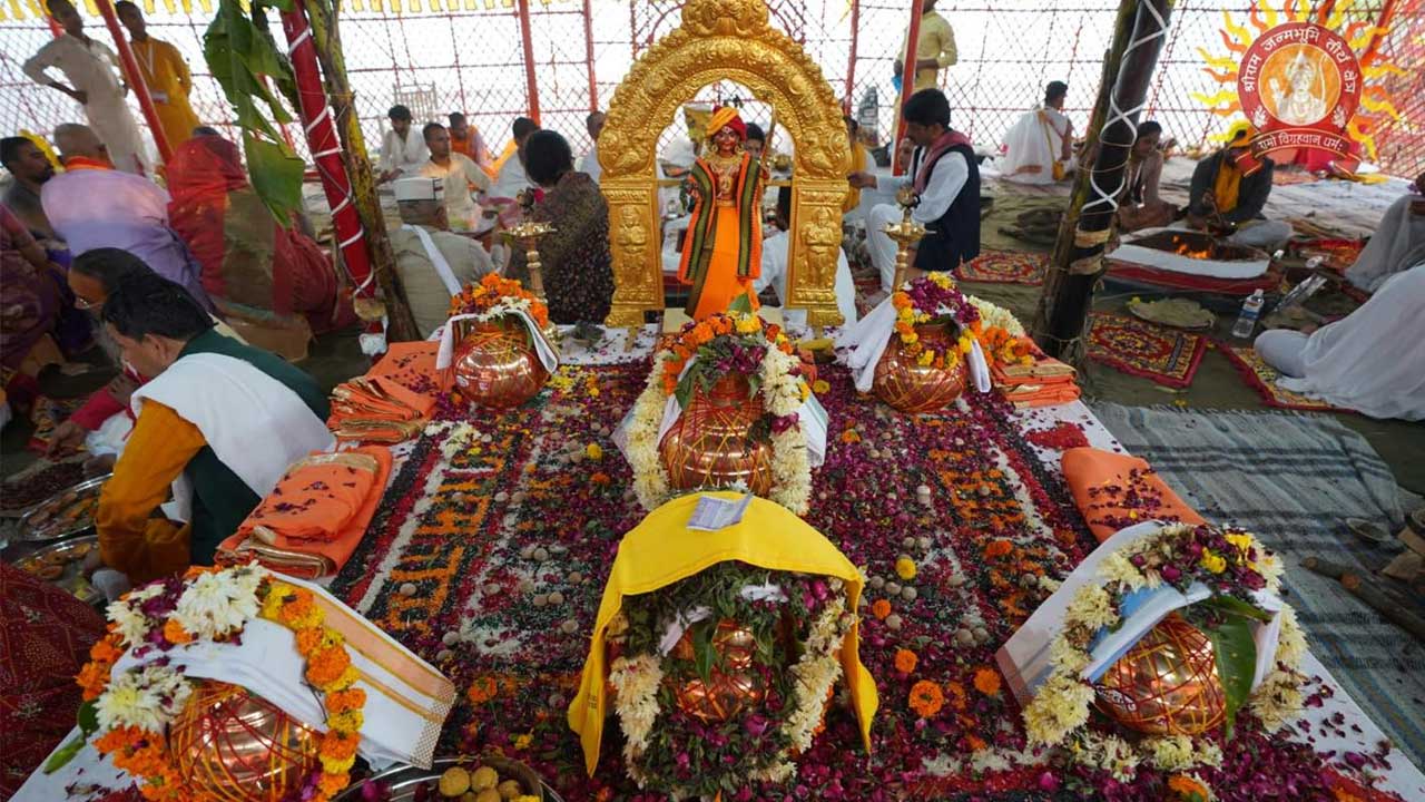 Ayodhya Balaram Temple: అయోధ్యలో కన్నుల పండువగా కాషాయ ధ్వజారోహణ.. హాజరైన పలువురు ప్రముఖులు