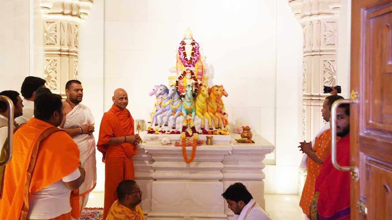 Ayodhya Balaram Temple: అయోధ్యలో కన్నుల పండువగా కాషాయ ధ్వజారోహణ.. హాజరైన పలువురు ప్రముఖులు