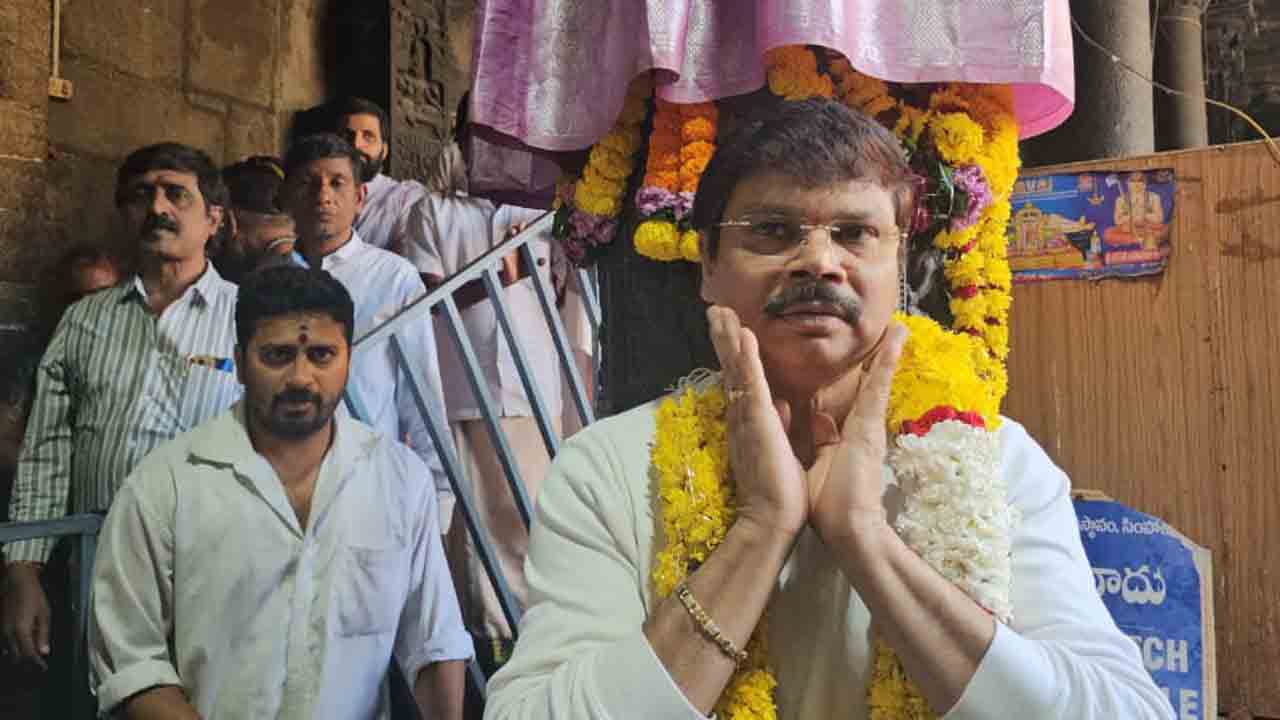 Balakrishna: సింహాద్రి అప్పన్నను దర్శించుకున్న బాలయ్య, బోయపాటి 