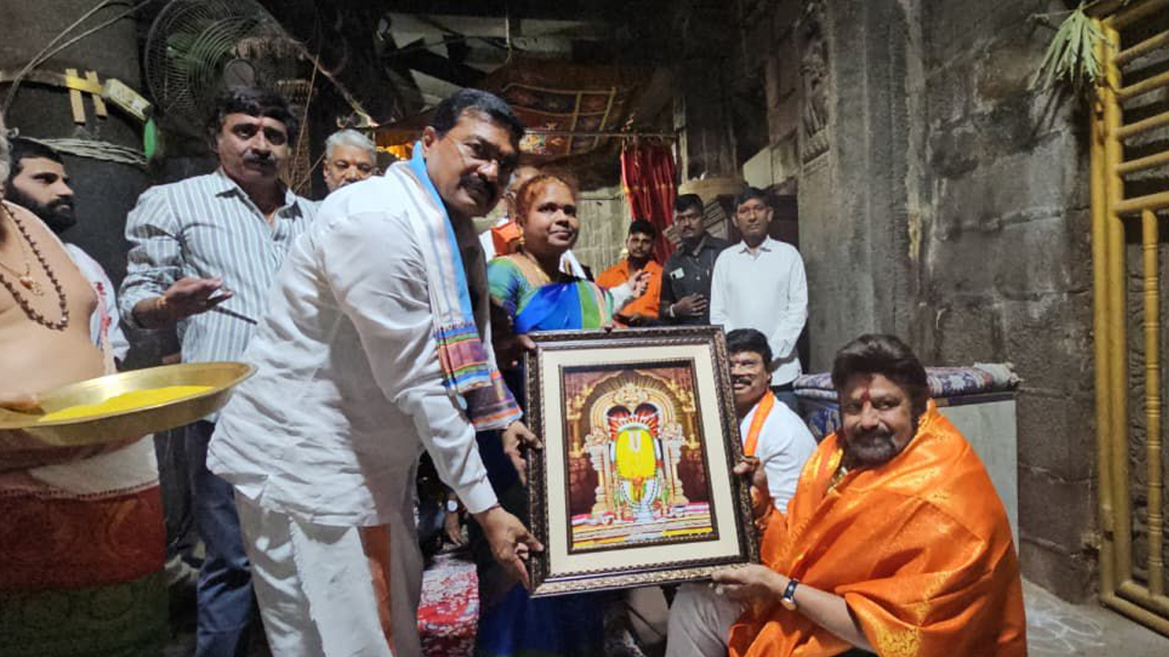 Balakrishna: సింహాద్రి అప్పన్నను దర్శించుకున్న బాలయ్య, బోయపాటి 