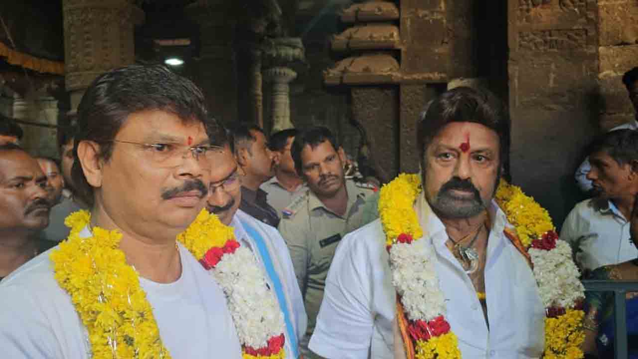 Balakrishna: సింహాద్రి అప్పన్నను దర్శించుకున్న బాలయ్య, బోయపాటి 