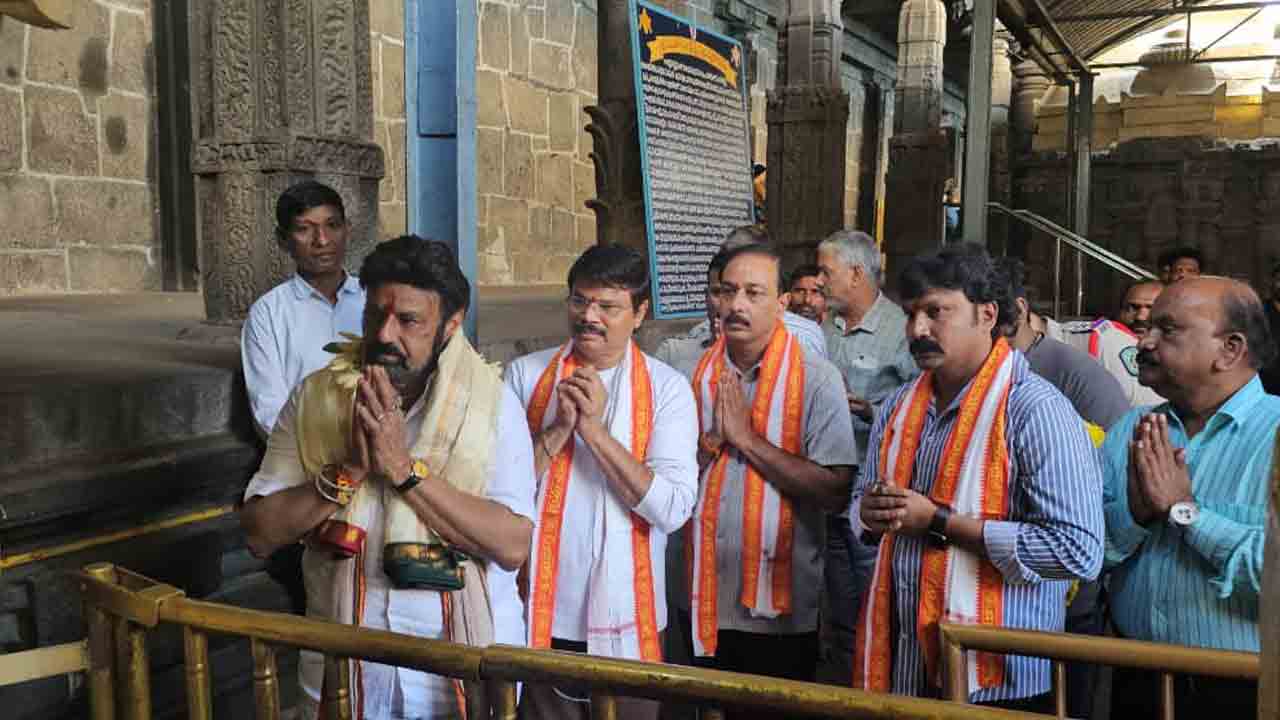 Balakrishna: సింహాద్రి అప్పన్నను దర్శించుకున్న బాలయ్య, బోయపాటి 