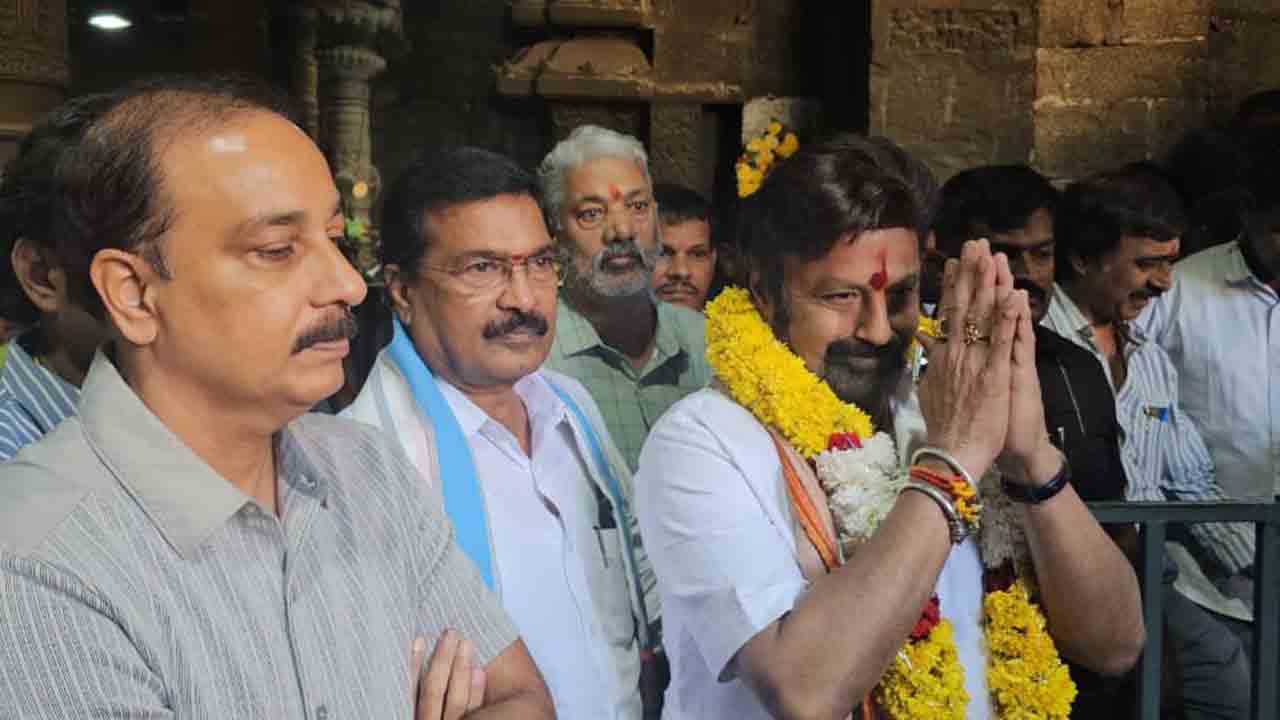 Balakrishna: సింహాద్రి అప్పన్నను దర్శించుకున్న బాలయ్య, బోయపాటి 