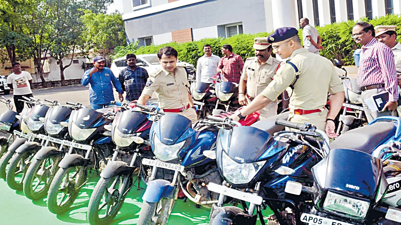 ఆసుపత్రి ప్రాంగణం.. వాహనాలు కొట్టేస్తాం!