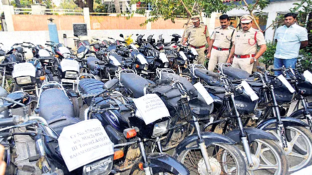 బైక్‌లు కొట్టేసి... డబ్బులతో జల్సాలు చేసి!