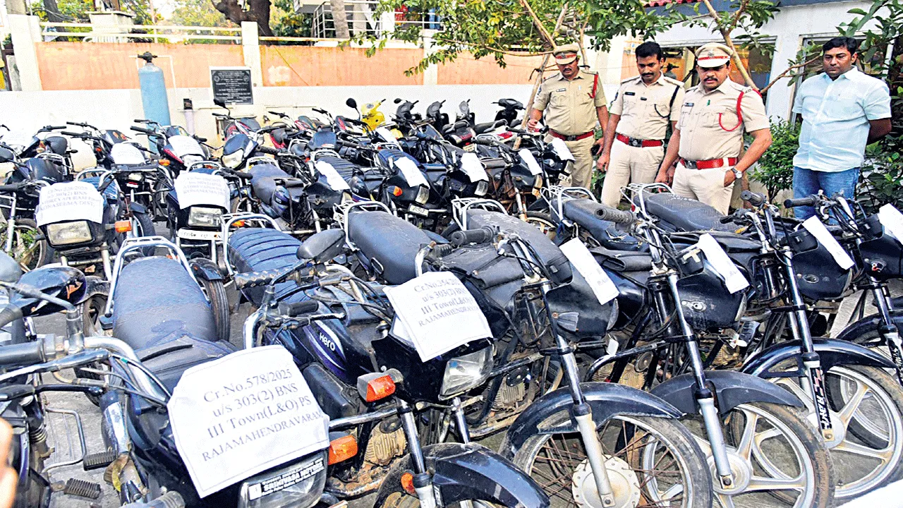 బైక్‌లు కొట్టేసి... డబ్బులతో జల్సాలు చేసి!