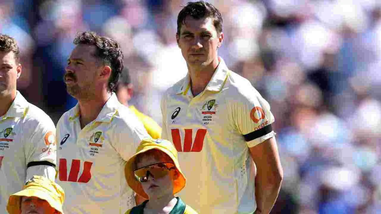 Ashes 2026:నల్ల బ్యాడ్జీలతో ఆస్ట్రేలియా, ఇంగ్లాండ్‌ క్రికెటర్లు.. కారణం ఇదే..!