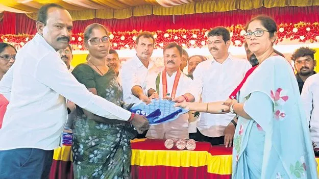 మహిళల అభ్యున్నతికి పెద్దపీట 