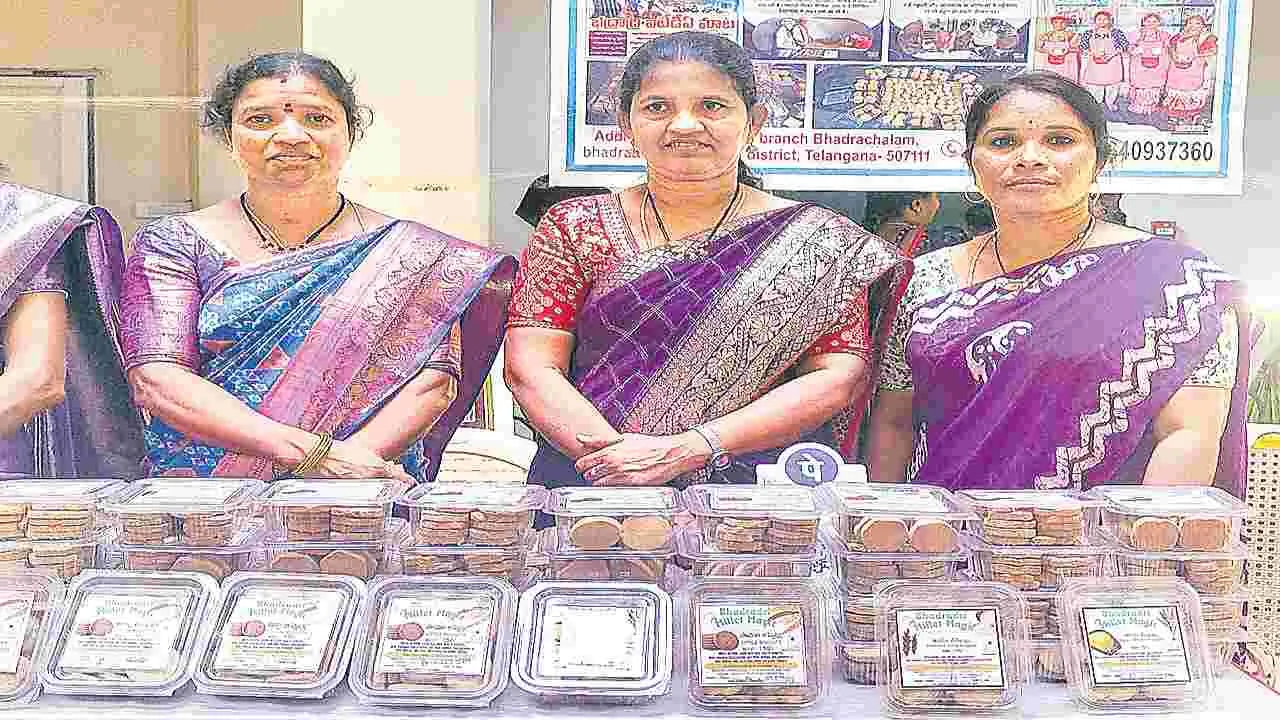 TG News: ఆదివాసీల ఆత్మగౌరవ పతాక.. ఇంట్లోనే లడ్డూలు, బిస్కెట్లలాంటి..