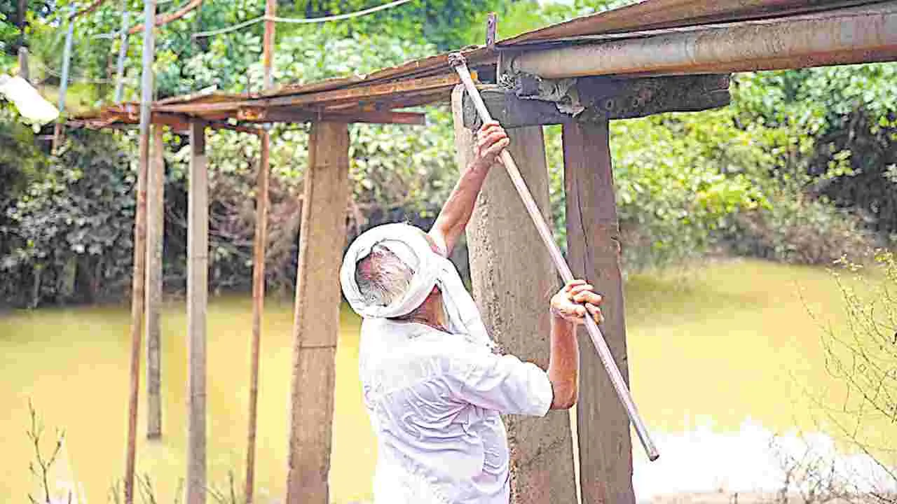 Farmer Gangaram: ఊరి కోసం ... వాగుపై వారధి కట్టాడు..