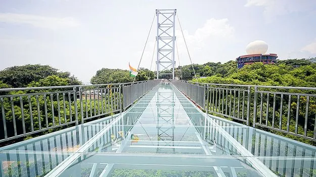 Visakhapatnam: విశాఖ సిగలో అద్దాల వంతెన..