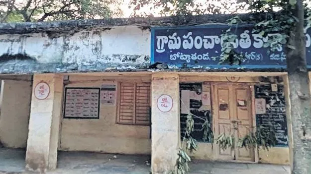 నిధుల్లేక నిలిచిన పనులు