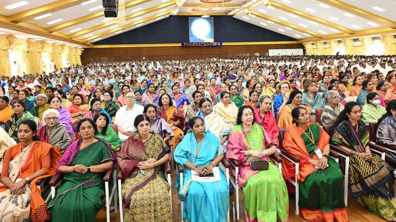 Satya Sai - Chandrababu: సత్యసాయి సిద్దాంతానికి అంబాసిడర్లుగా బాబా భక్తులు మారాలి : సీఎం చంద్రబాబు